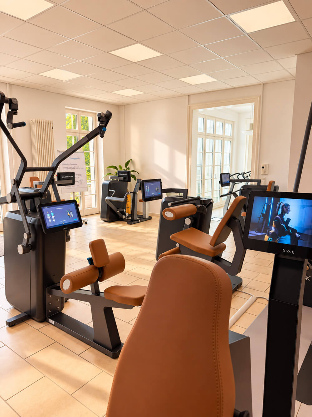 Helles, modernes Fitnessstudio mit Milon-Geräten